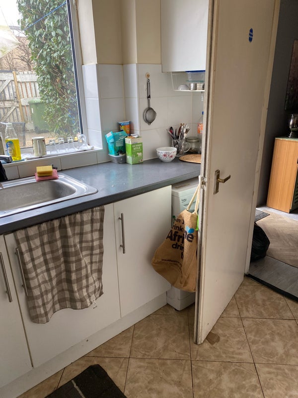 Photo 1: Kitchen caswell close