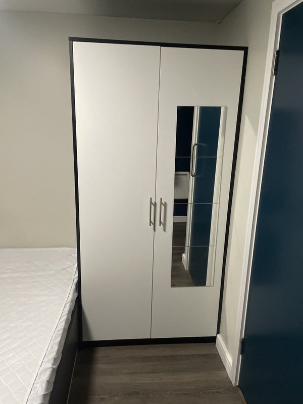 Photo 1: sizeable wardrobe