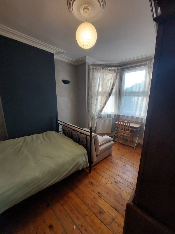 Photo 1: Bedroom - view 1