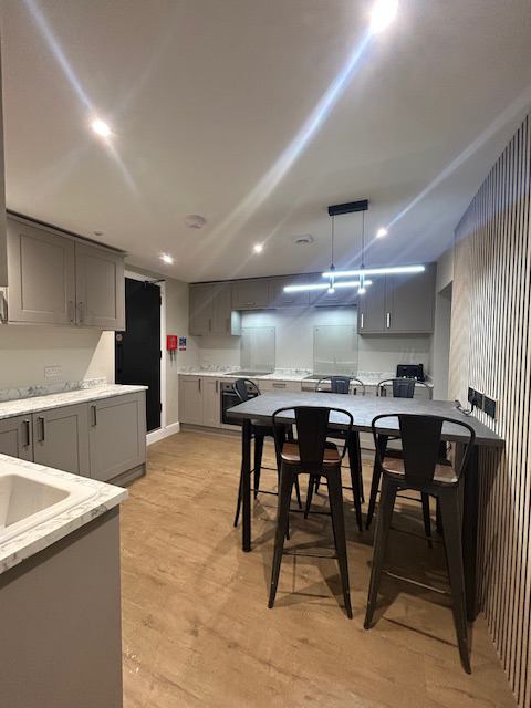 Photo 1: Kitchen Diner