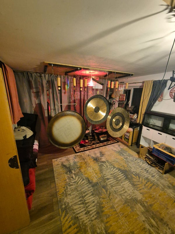 Photo 1: Gong Living room