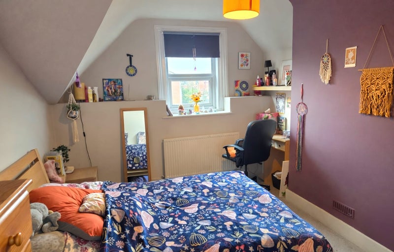 Photo 1: Room available