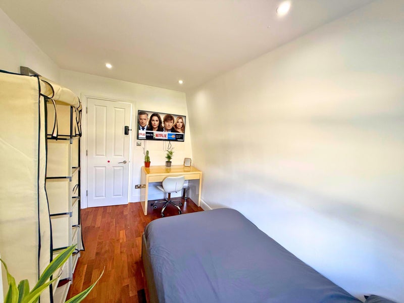 Photo 1: Available room 1 - with Desk, under-bed storage + HD Smart TV