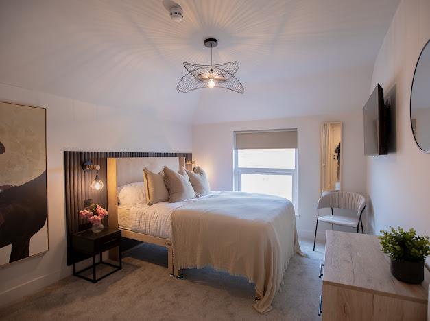 Photo 1: STUDIO 8 WITH ENSUITE AND KITCHENETTE