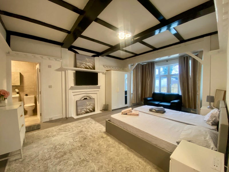 Photo 1: Ensuite Room 