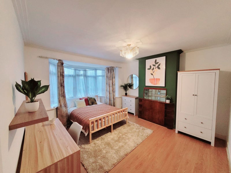 Photo 1: Room 1 - £900 PCM - All Bills Included