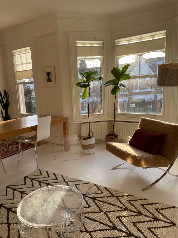 Photo 1: Living room 