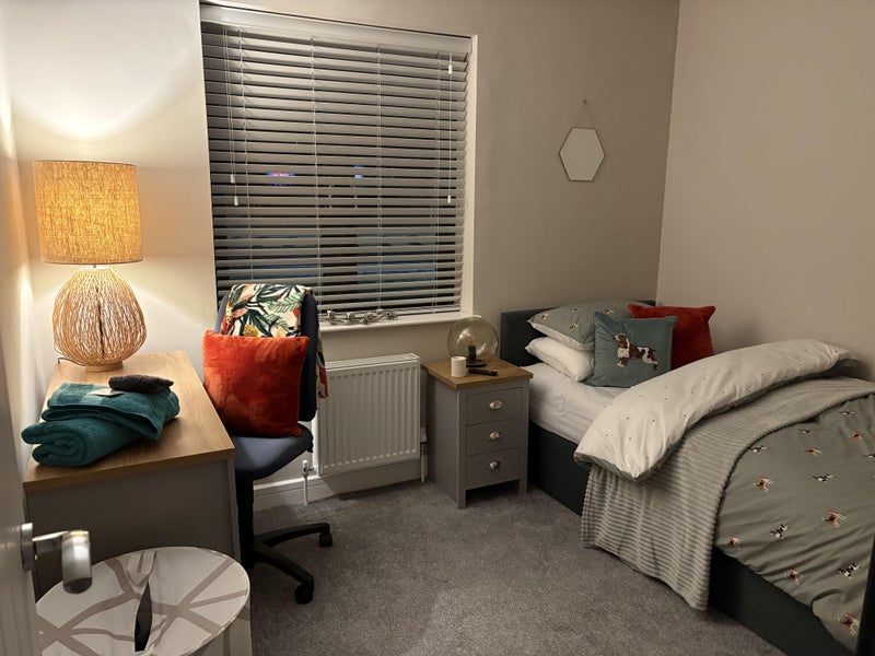 Photo 1: Single Bedroom