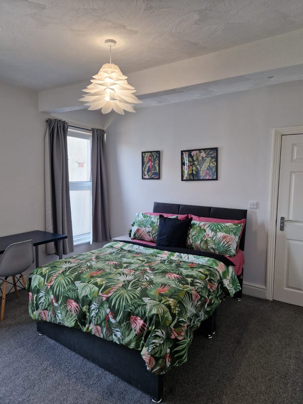 Photo 1: R2 £650 5 Feb