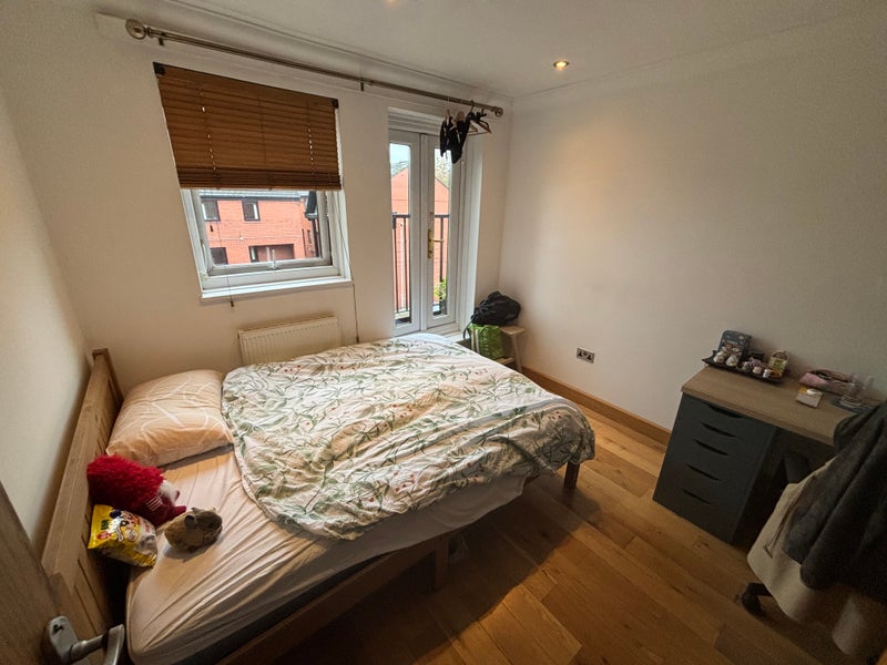 Photo 1: Double bedroom