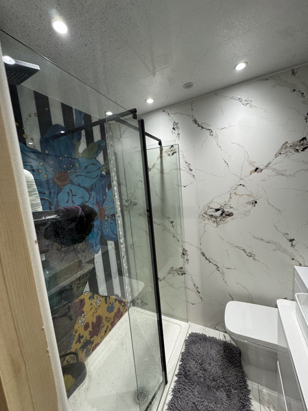 Photo 1: Ensuite bathroom 