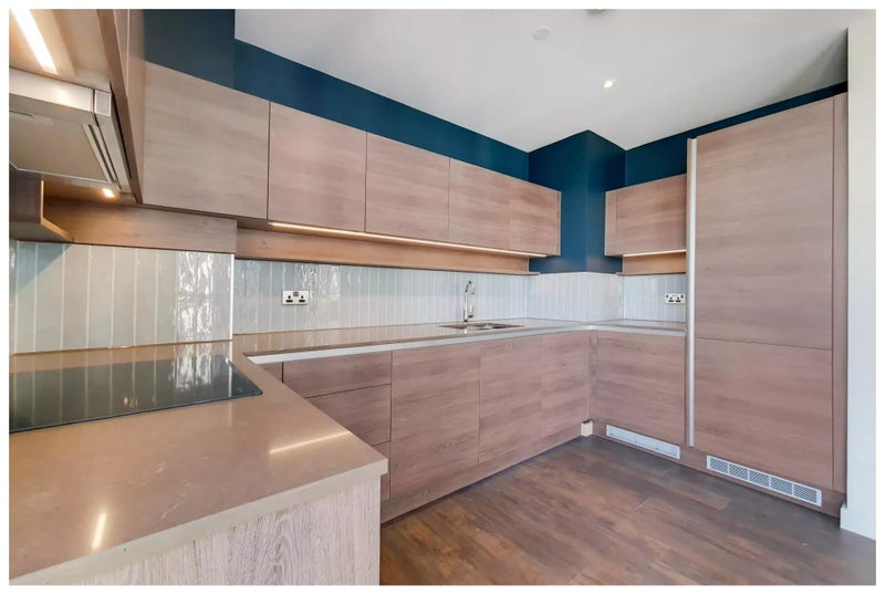 Photo 1: Large 3 Bed Kitchen