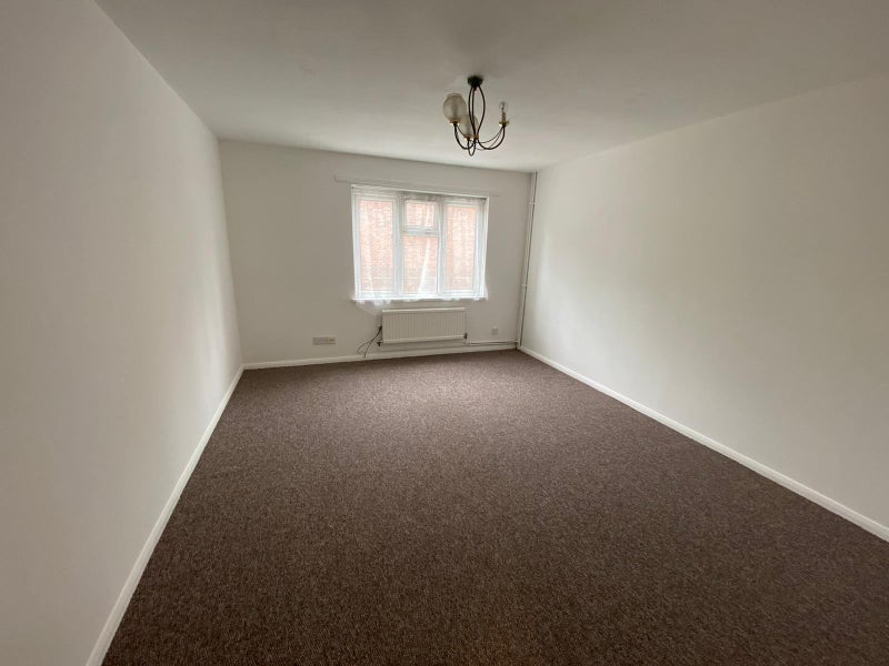 Photo 1: Room 3- £980 Available 01/02/2026