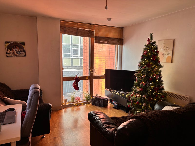 Photo 1: Living room 