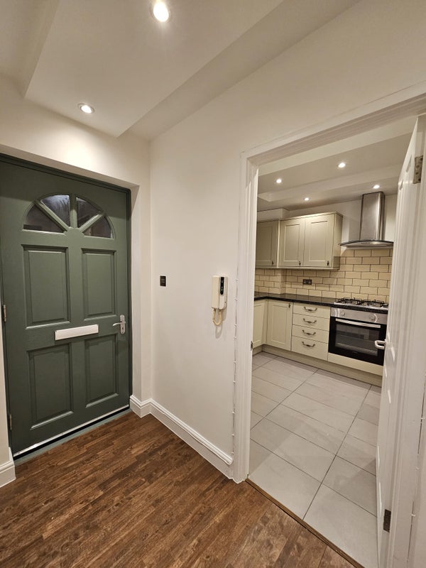 Photo 1: Entrance hall