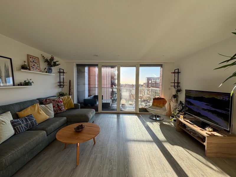 Photo 1: Living room 