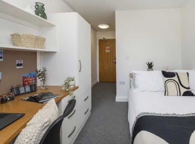 Photo 1: Double bed room