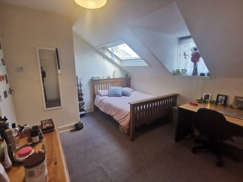 Photo 1: bedroom available