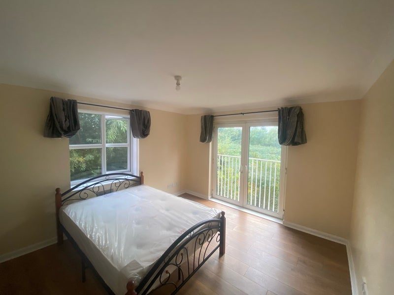 Photo 1: Large Room 1