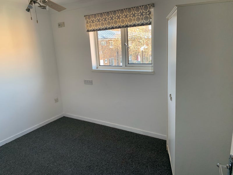 Photo 1: 3.2m x 2.7m furnished or unfurnished 