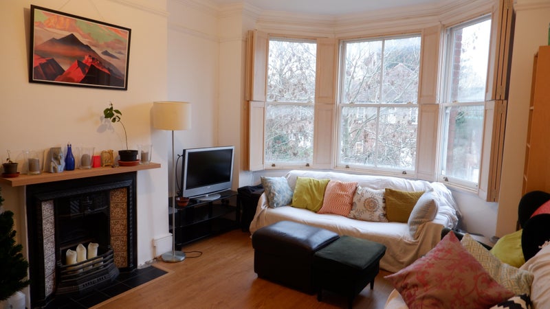 Photo 1: Living/dining room 1