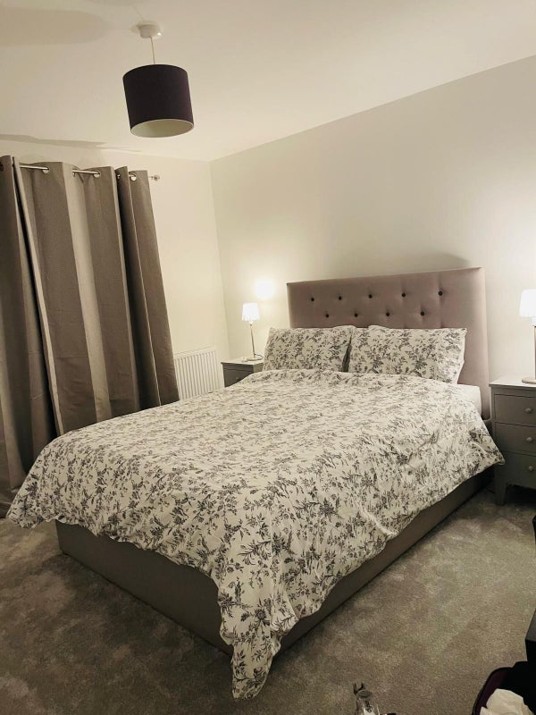 Photo 1: Large double en-suite room with king size bed