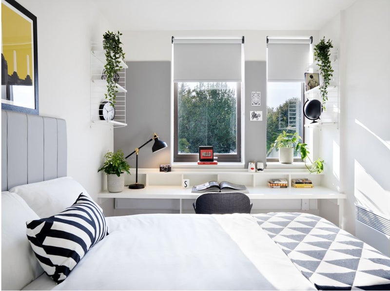 Photo 1: Spacious study desk with smart storage solutions – ideal for focusing and keeping your things tidy