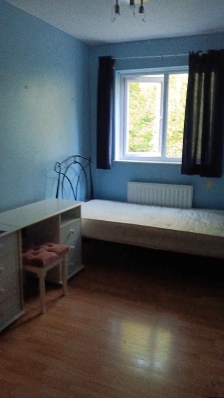 Photo 1: Furnished room