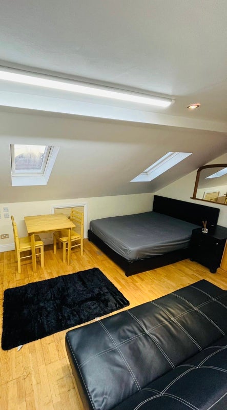 Photo 1: Room A En-suite