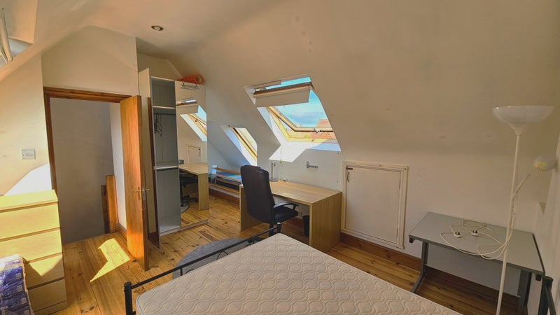 Photo 1: Main bedroom (loft)