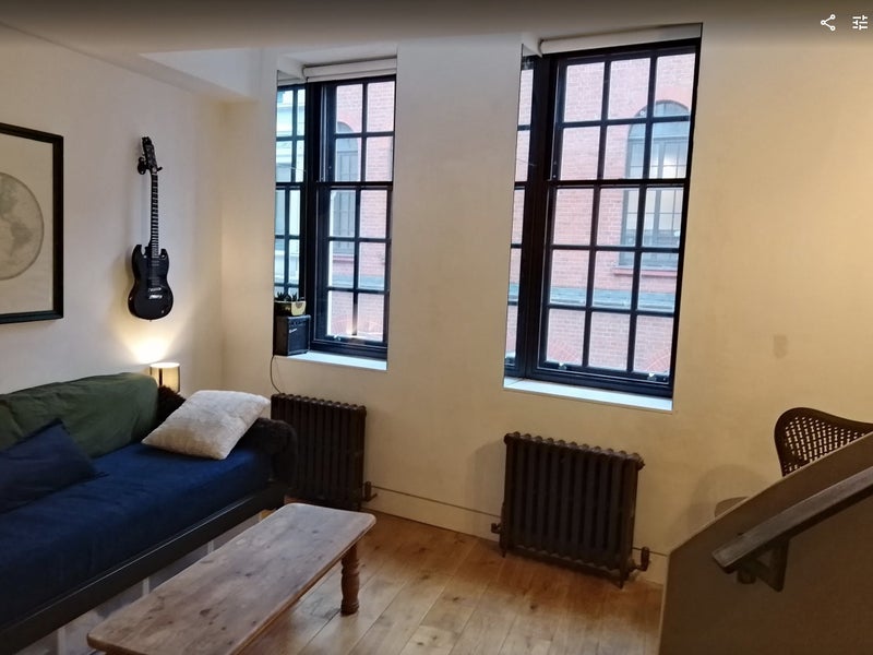 Photo 1: Central heating and high ceilings