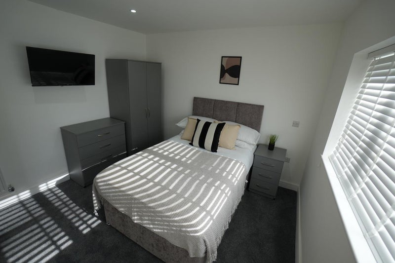 Photo 1: ROOM 5 WITH ENSUITE