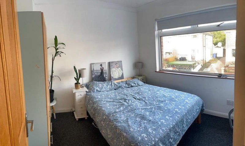 Photo 1: Double bedroom