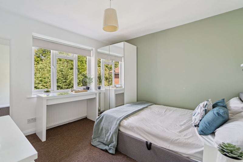 Photo 1: Double Ensuite £795