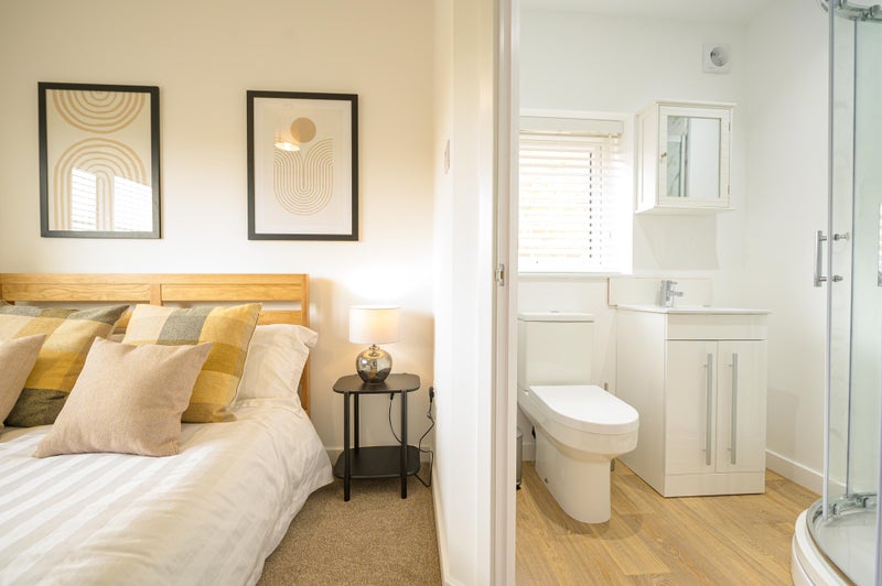 Photo 1: Room 5- en-suite