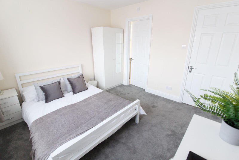 Photo 1: Large Double Bedroom