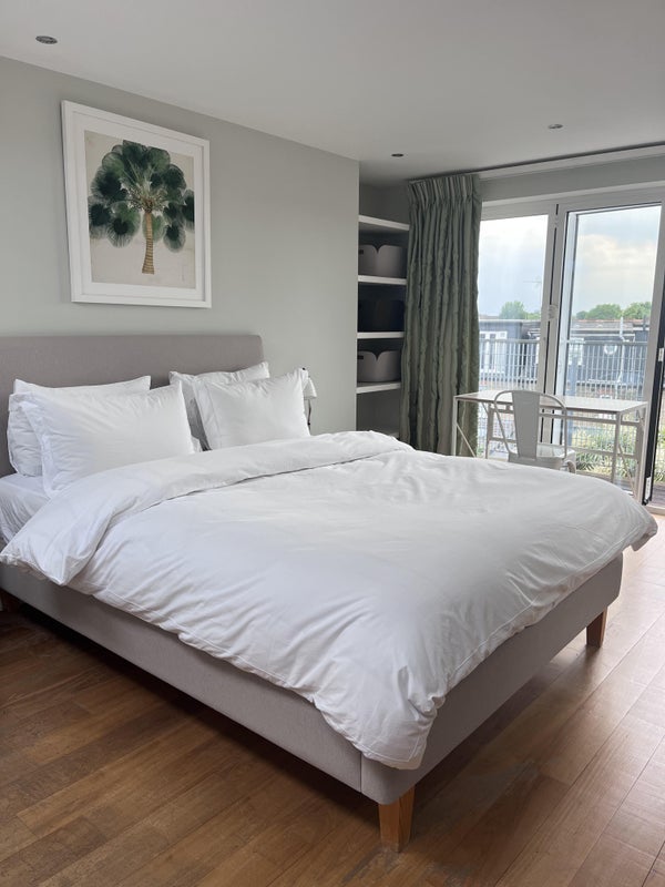 Photo 1: Bedroom to let with Queen size bed. 