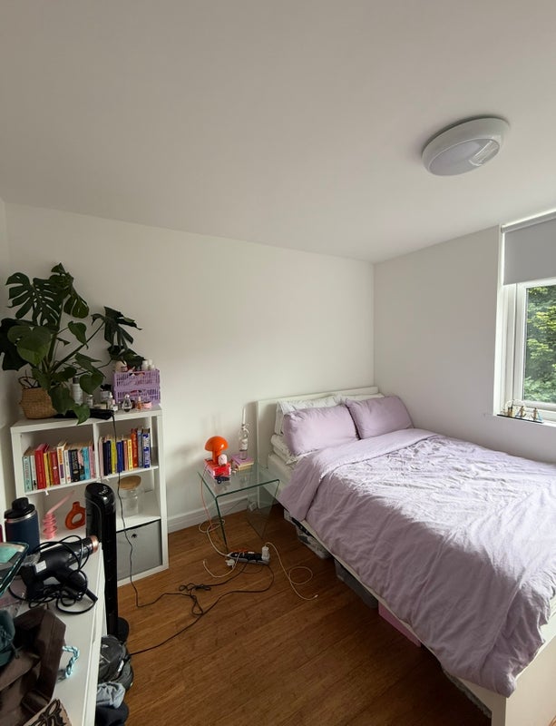 Photo 1: double bed, furnished with desk 