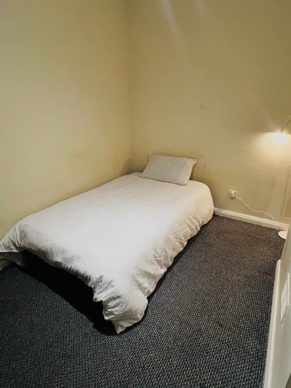 Photo 1: Comfortable double bed with mattress included