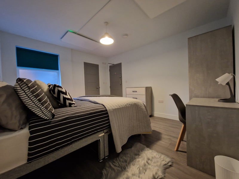 Photo 1: Ensuite double 