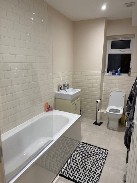 Photo 1: Bathroom - overhead rain shower in bath