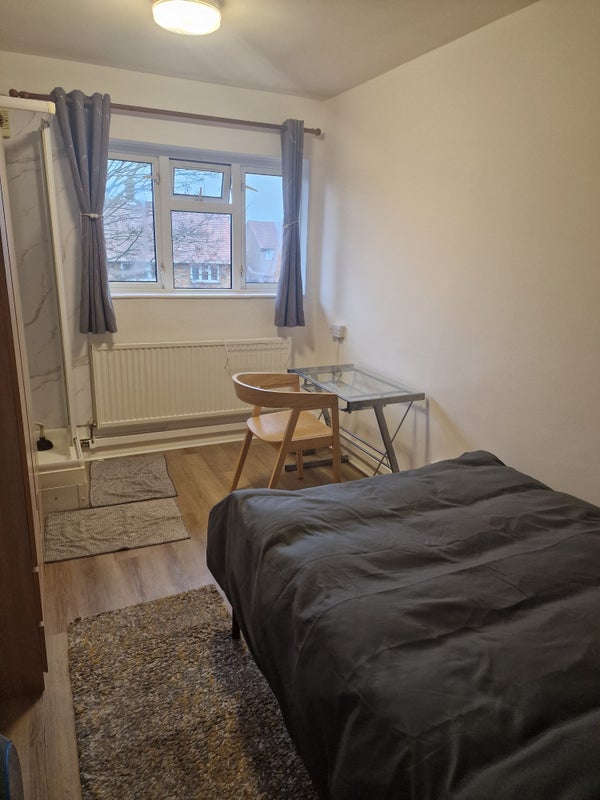 Photo 1: Ensuite Room