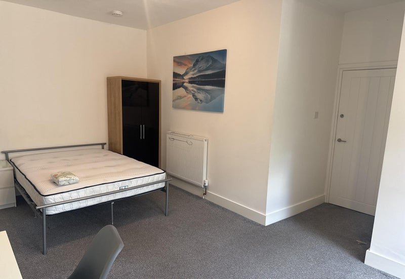 Photo 1: Large Bedroom, av. from 18 Jan