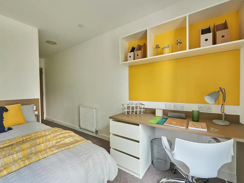 Photo 1: Room interior