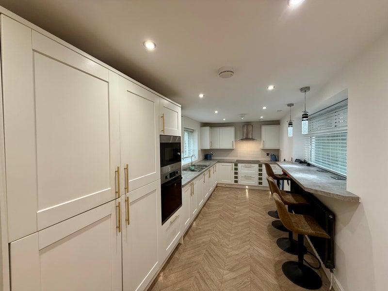 Photo 1: Kitchen breakfast room 