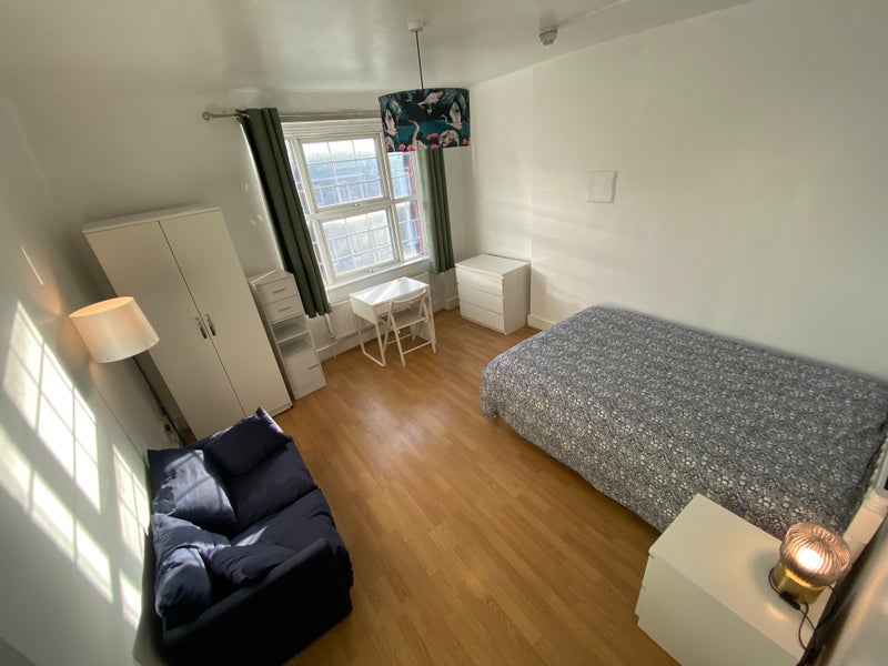 Photo 1: AVAILABLE NOW ✶ 900pcm (SINGLE use) or 1,100pcm (for a COUPLE / 2 friends sharing) ✶ furnished a