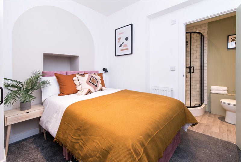 Photo 1: Room 2 - Ensuite