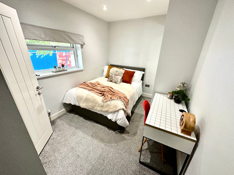 Photo 1: Good sized double bedroom with en-suite now available 