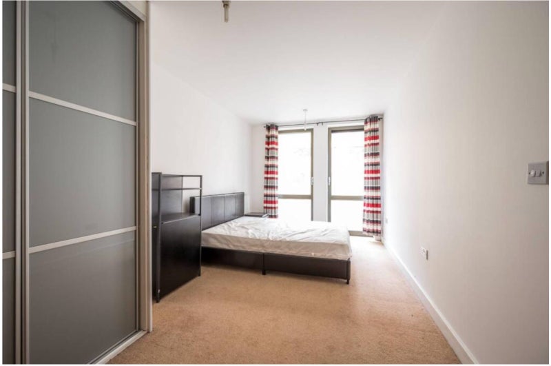 Photo 1: Room 2(en-suite)