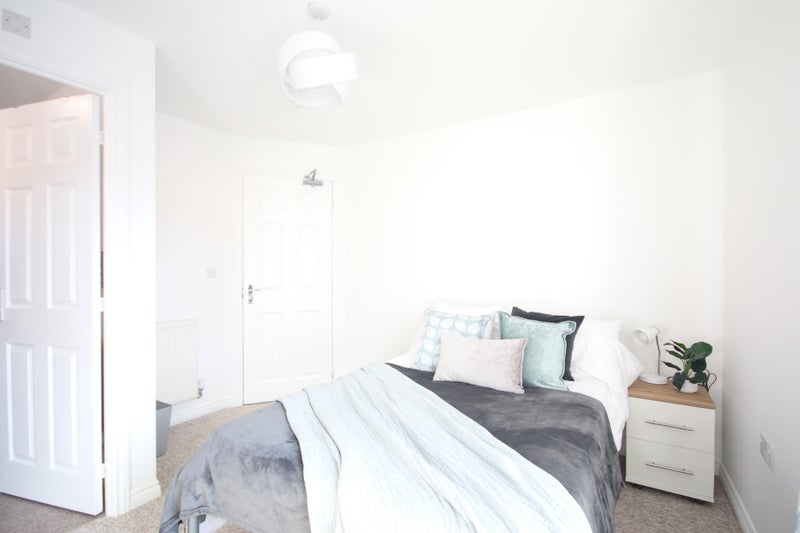 Photo 1: Room 2 - en suite - available 14th January 2026